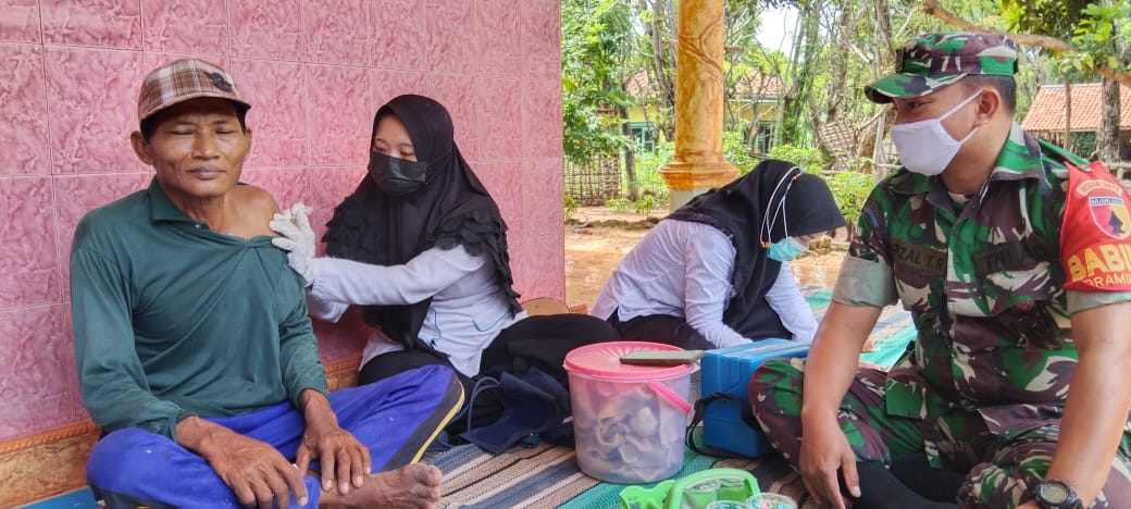 Vaksinasi Door to Door, Babinsa Gayam Sisir Warga  Belum Tervaksin