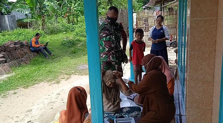 Permudah Layanan, Babinsa Raas Keliling Dusun-Dusun Lakukan Vaksinasi Door To Door