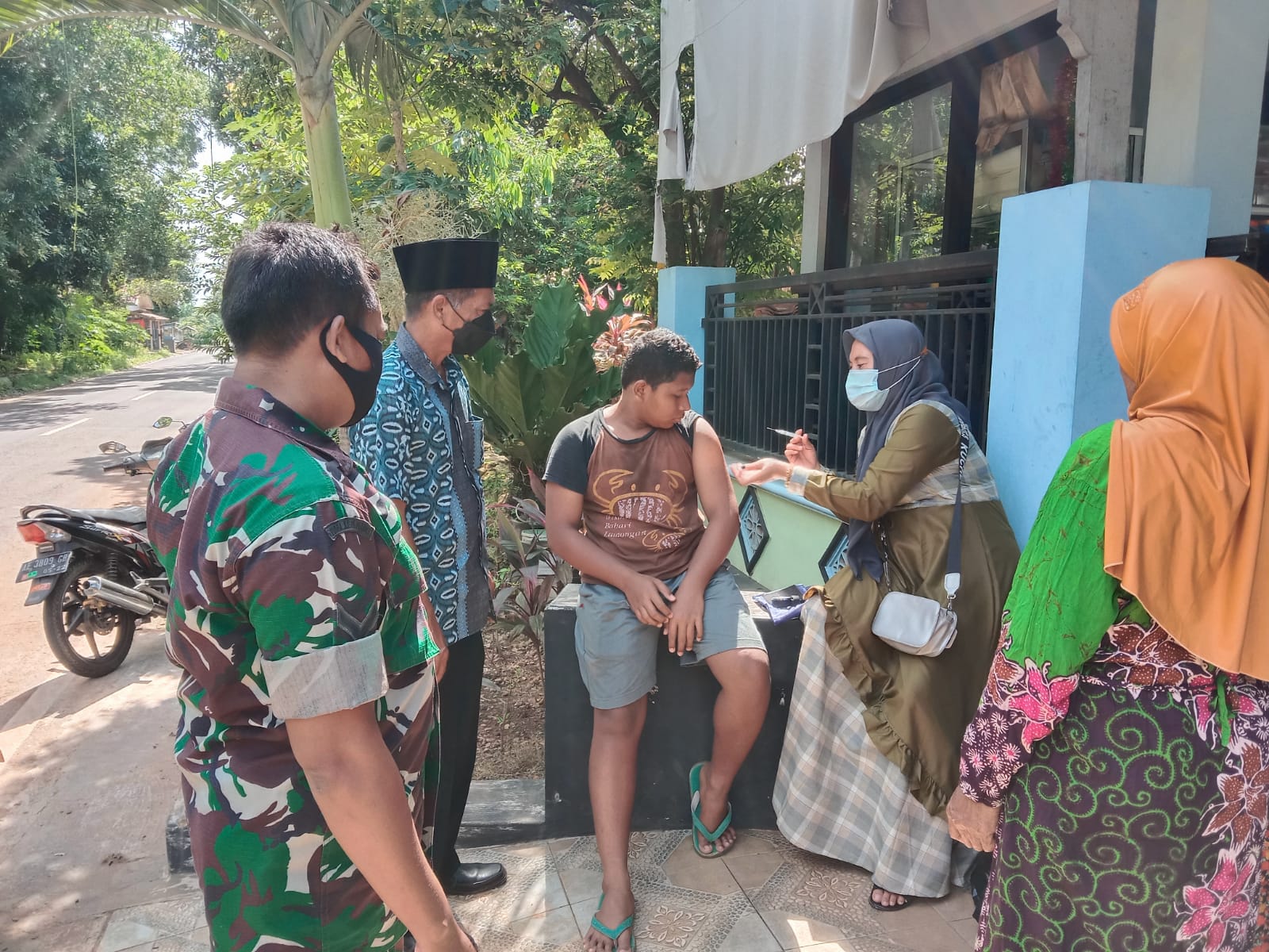 Dengan Door To Door Babinsa Bersama Instansi Terkait Gelar Vaksinasi Ke Rumah Warga