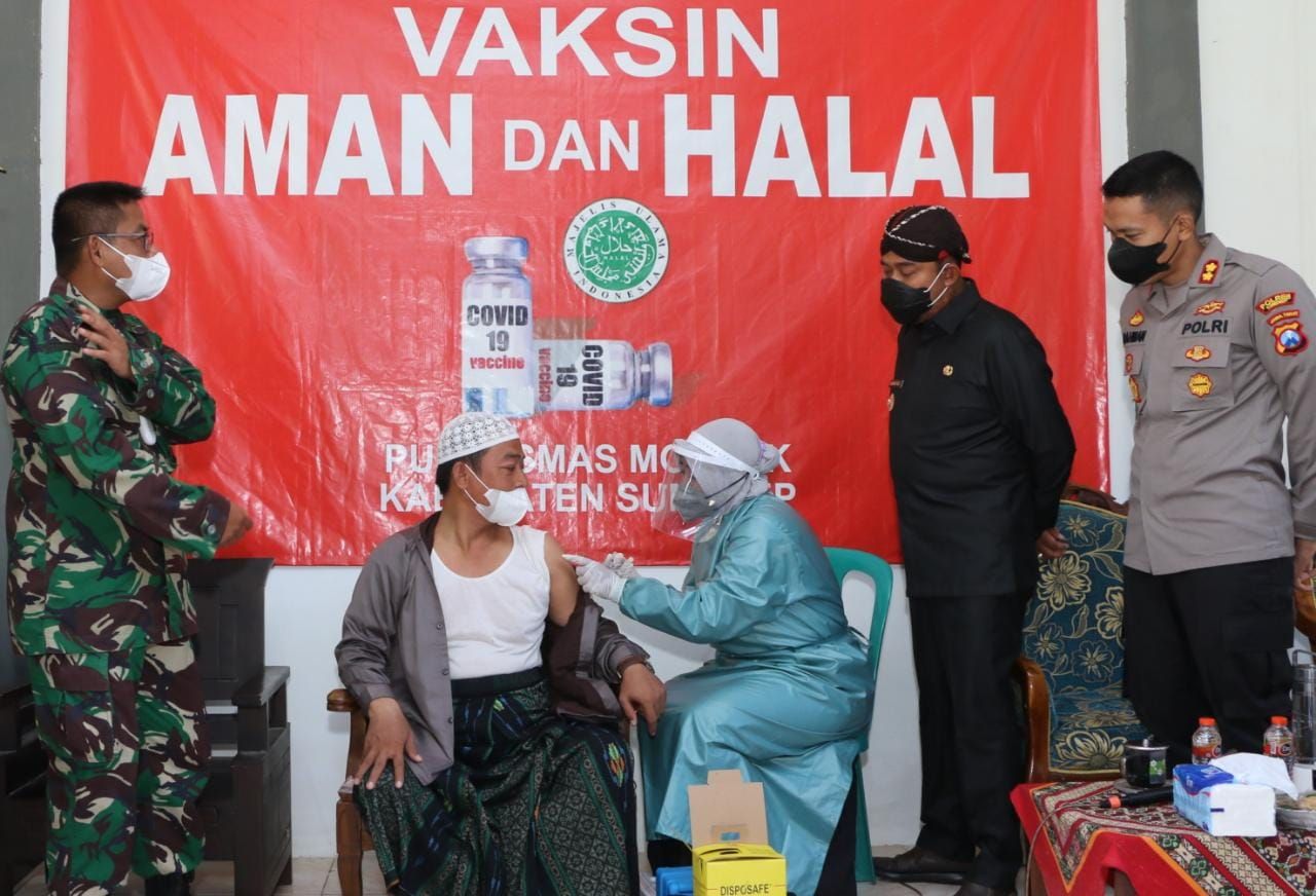 Capaian Vaksin Terbaik, Sejumlah Kades Dapat Penghargaan Bupati Fauzi