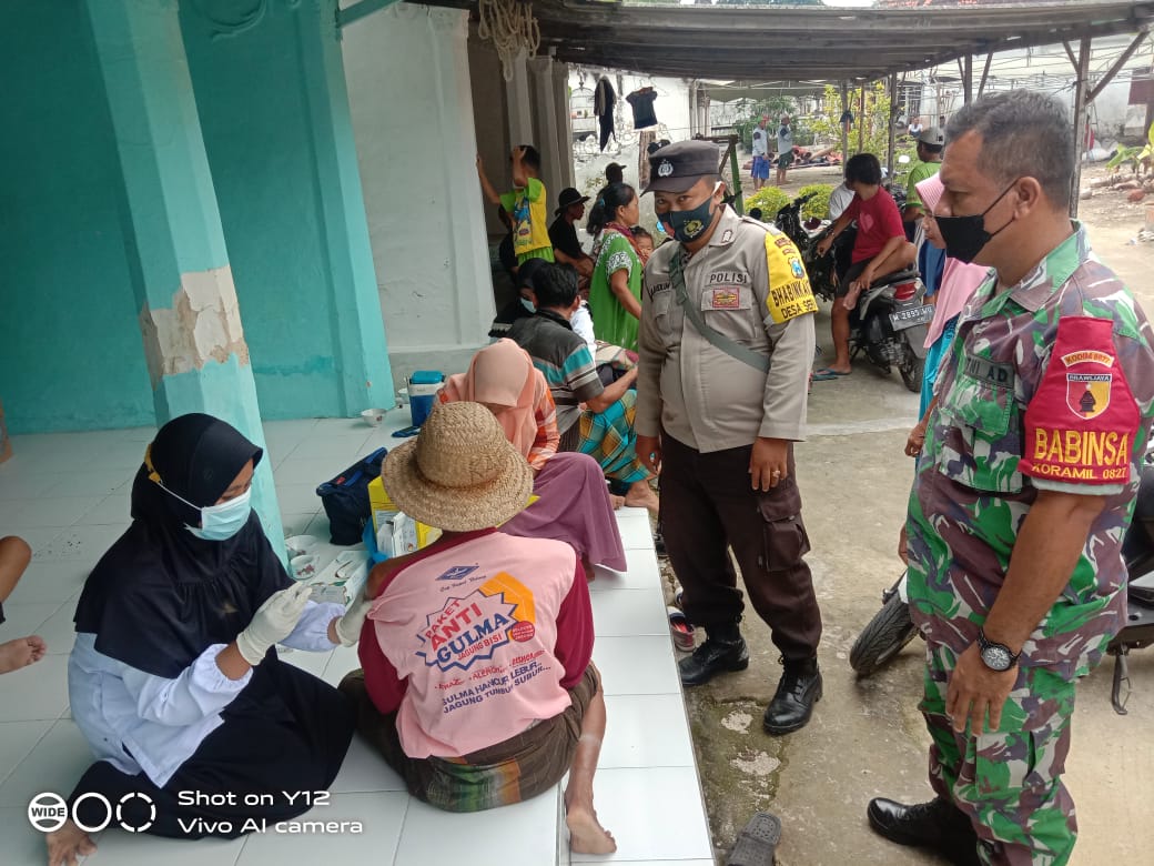 Babinsa Koramil 0827/04 Bluto Dampingi Vaksinasi Dengan Cara Door To Door