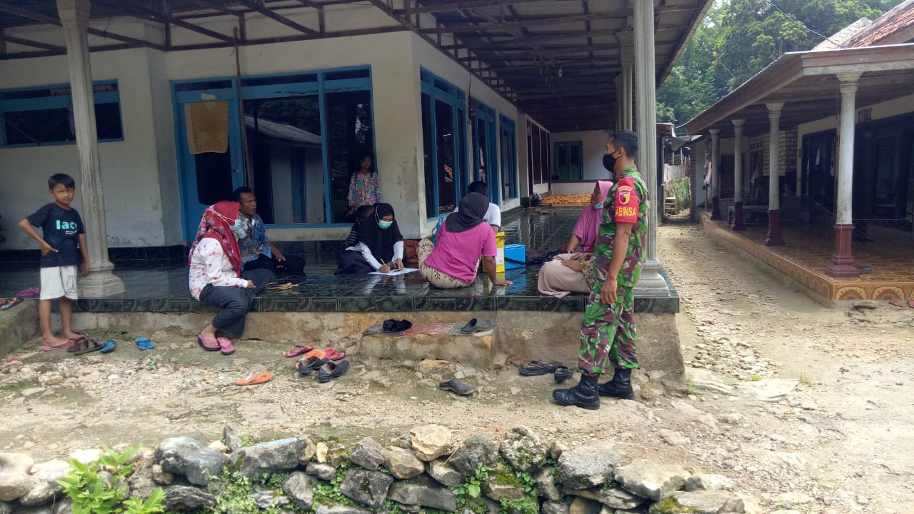 Di Sumenep, Babinsa bersama Unsur Empat pilar Gencarkan Vaksinasi Dengan Cara Door To Door