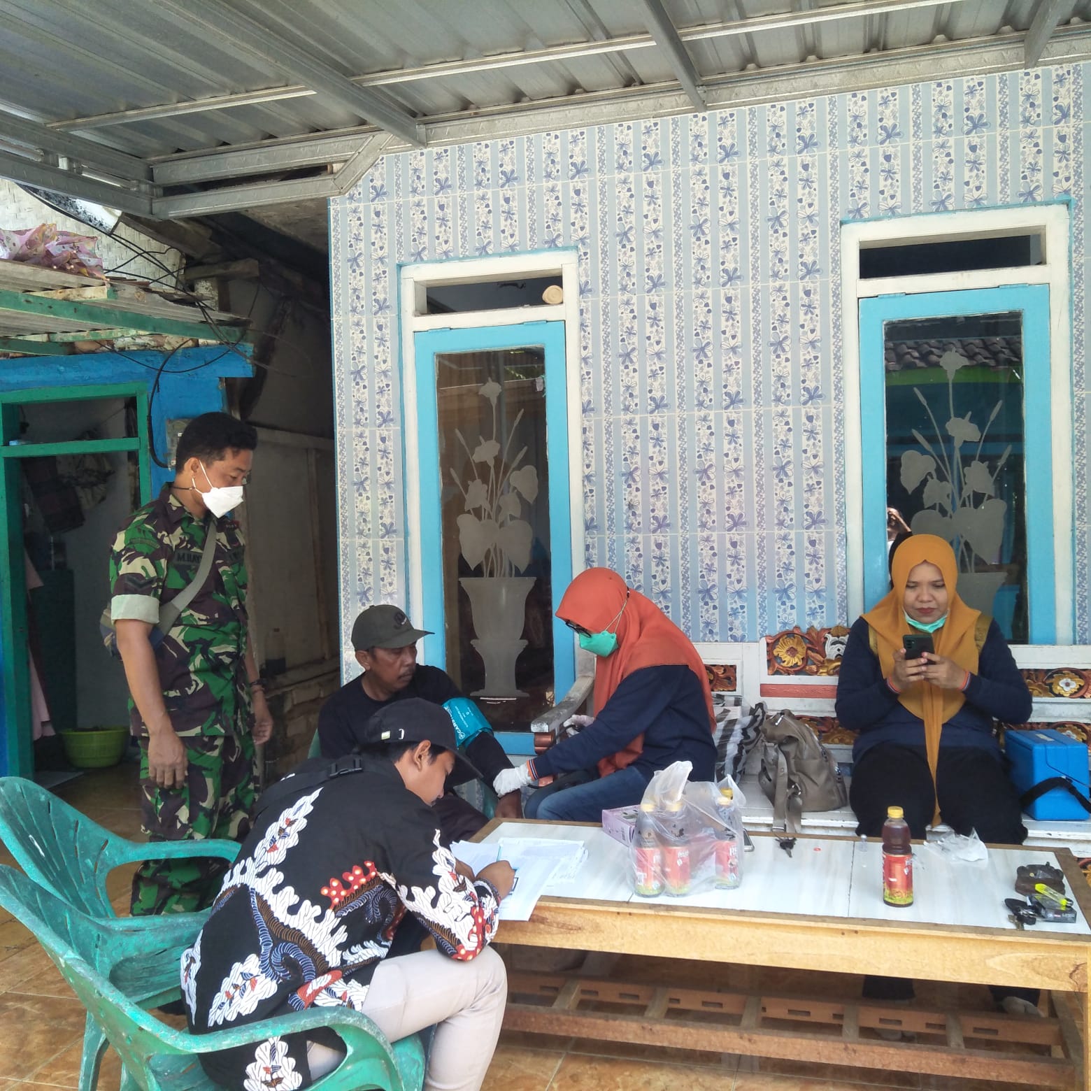 Sukseskan Vaksinasi Dengan Cara Door To Door Babinsa Kalianget Sambanggi Ke Rumah Warganya