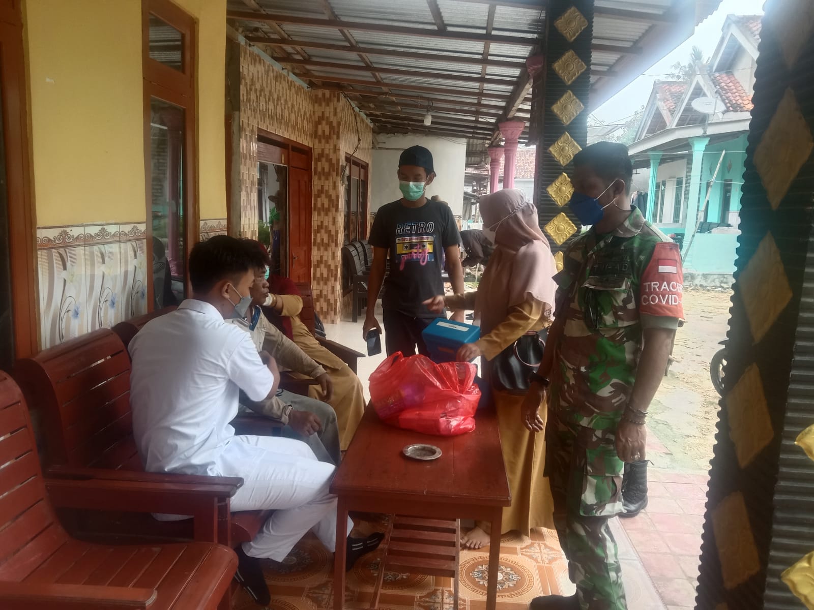 Babinsa Dampingi Vaksinasi Dengan Cara Door To Door  Kerumah Warga