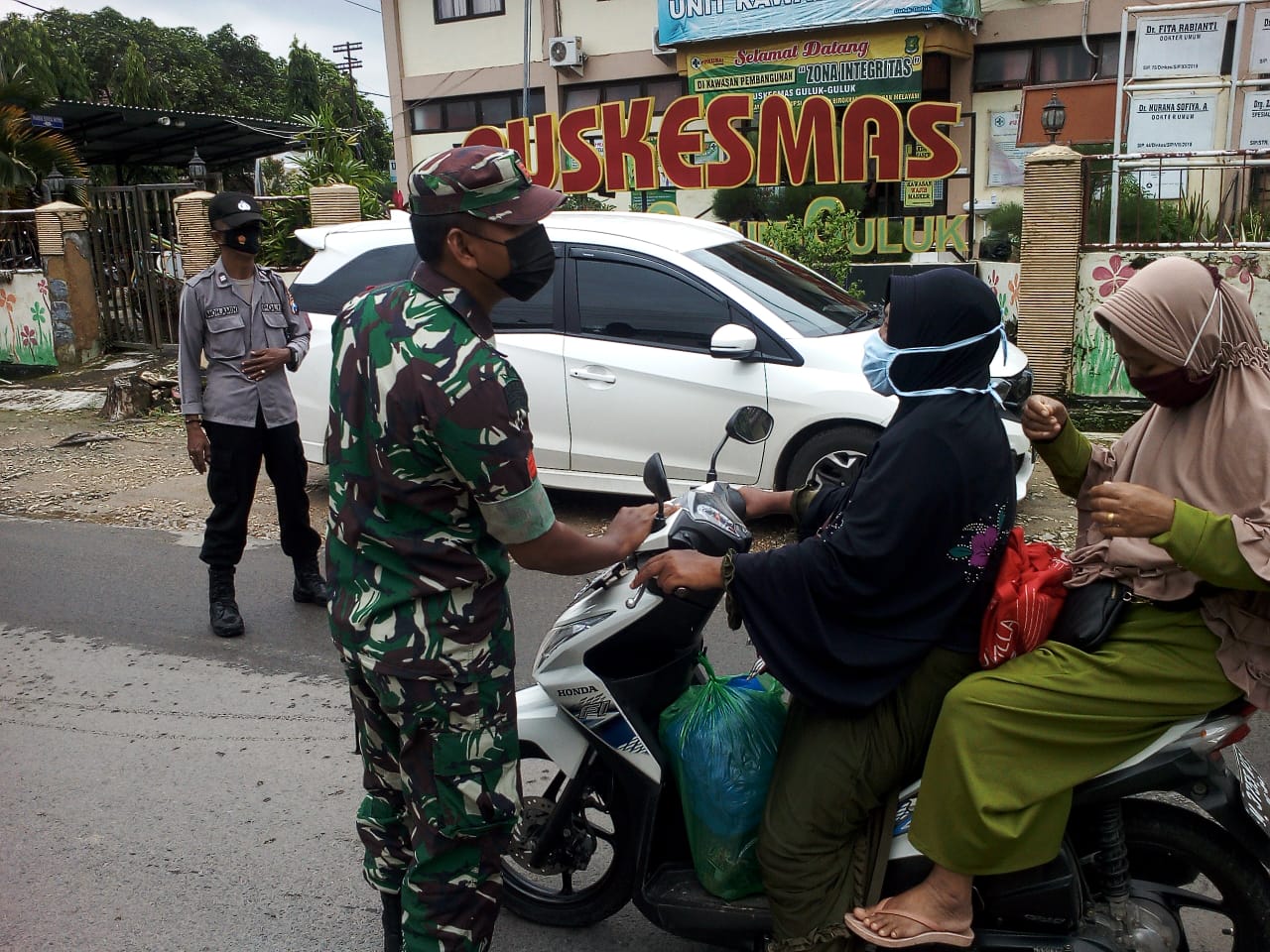 Tekan Penyebaran Covid -19 Babinsa Koramil 07 Guluk Guluk Laksanakan Operasi Yustisi
