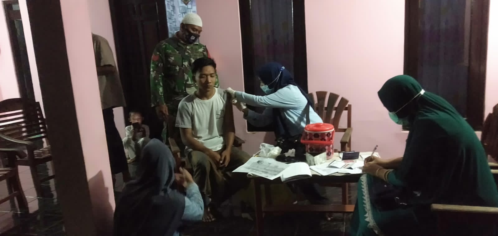Babinsa Bersama Nakes Gerilya Vaksin Di Malam Hari