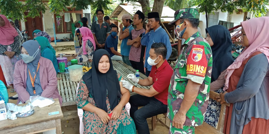 Babinsa Koramil 0827/18 Kangean Kawal Vaksinator dari Rumah Ke Rumah