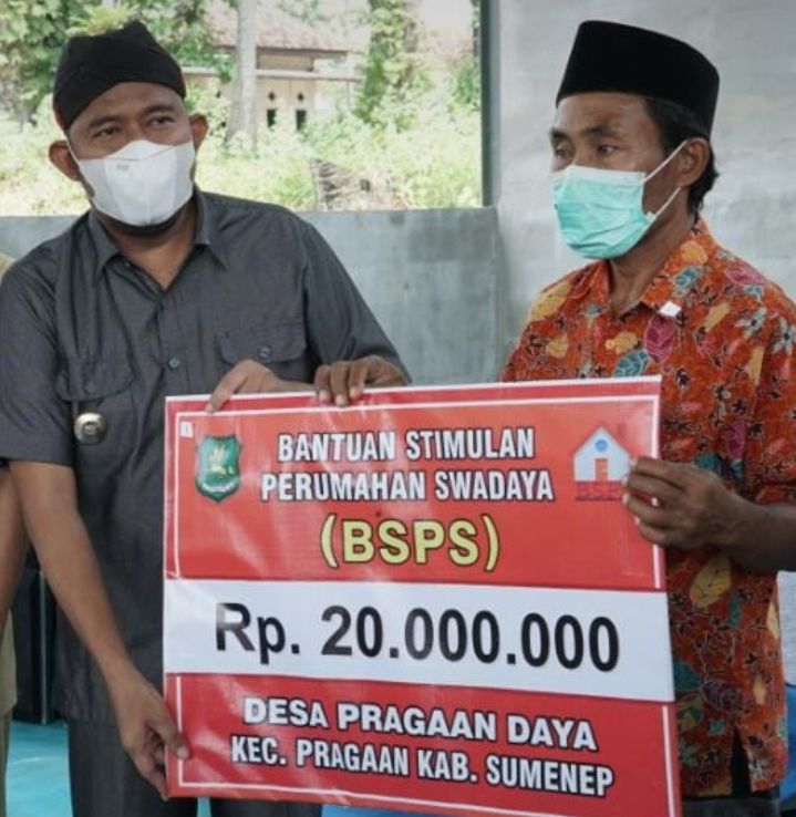 Bupati Serahkan Bantuan Kemiskinan Ekstrem