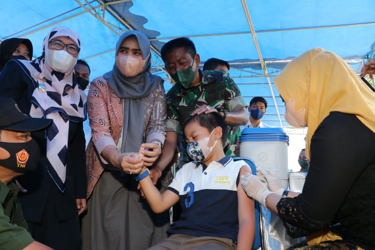 Dandim 0827/Sumenep Bersama Wakil Bupati Pantau Langsung Pelaksanaan Vaksinasi Covid-19 Anak Usia 6-11 Tahun