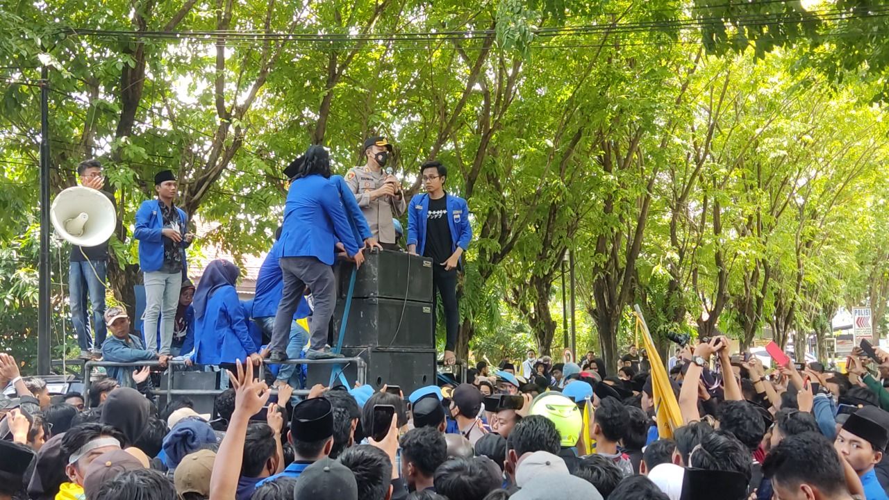 Aksi Heroik Kapolres Sumenep Naik Mobil Komando PMII dalam menenangkan Massa Aksi