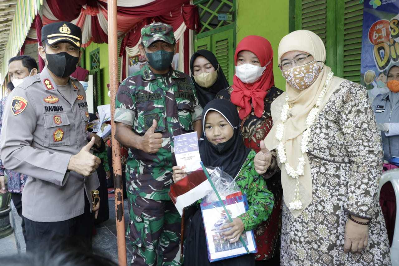 Wabup Eva Pantau Langsung Serbuan Vaksin Kodim 0827 Sumenep Di SDN Marengan Daya 1, Sasar Anak Usia 6-11 Tahun Wabup Eva Pantau Langsung Serbuan Vaksin Kodim 0827 Sumenep Di SDN Marengan Daya 1, Sasar Anak Usia 6-11 Tahun