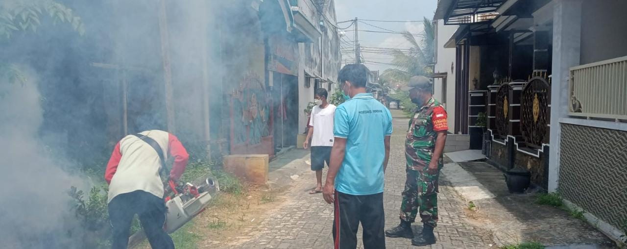 Demi Mejaga Kesehatan Masarakat, Babinsa Dampingi Petugas Kesehatan Laksanakan Fogging