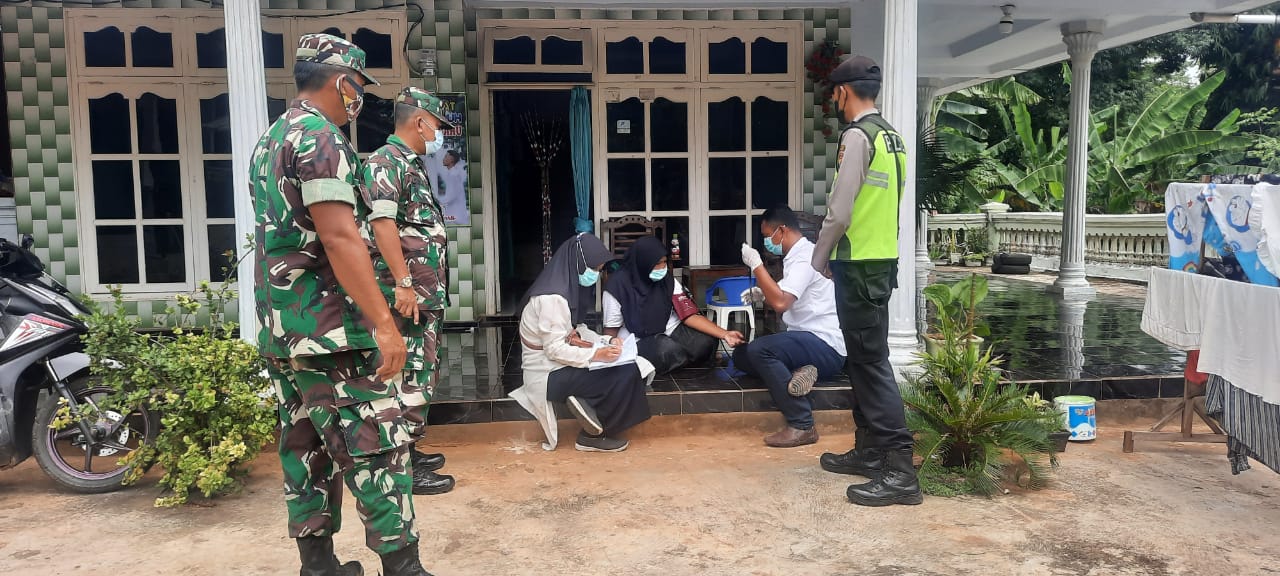 Babinsa 0827/05 Lenteng Serka Juli Teguh dampingi Petugas Kesehatan Tracing Pasien Confirm Covid-19 di Wilayah Binaan Babinsa 0827/05 Lenteng Serka Juli Teguh dampingi Petugas Kesehatan Tracing Pasien Confirm Covid-19 di Wilayah Binaan