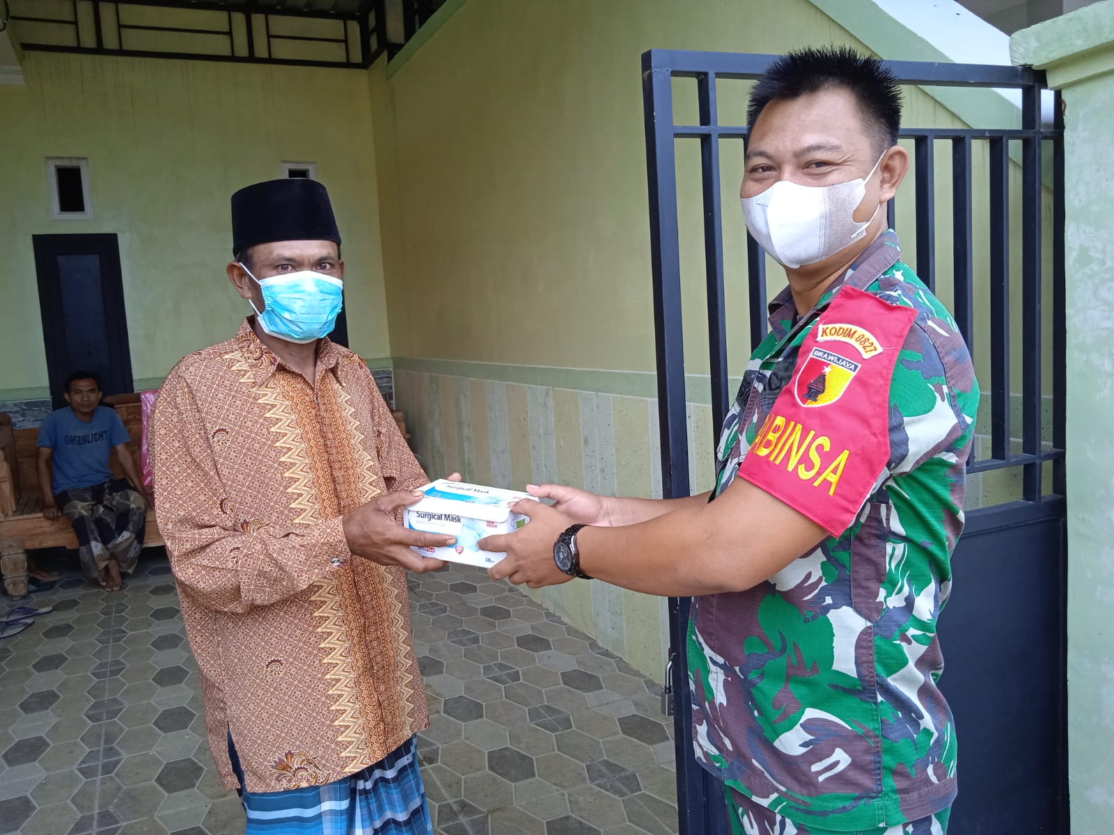 Komsos dan Bagikan Masker, Ini Pesan Babinsa Gapura Kepada Warga Komsos dan Bagikan Masker, Ini Pesan Babinsa Gapura Kepada Warga