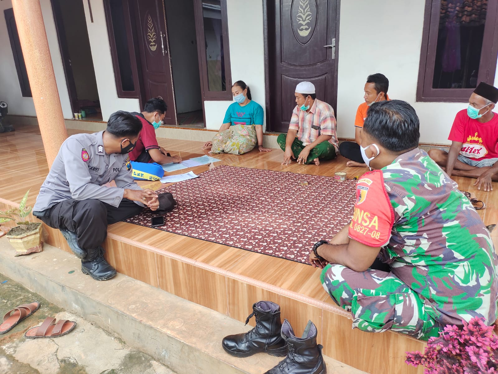 Tracing Cepat Dilakukan Oleh Babinsa 0827/08 Ganding Beserta Bhabinkamtibmas dan Tenaga Kesehatan Tracing Cepat Dilakukan Oleh Babinsa 0827/08 Ganding Beserta Bhabinkamtibmas dan Tenaga Kesehatan