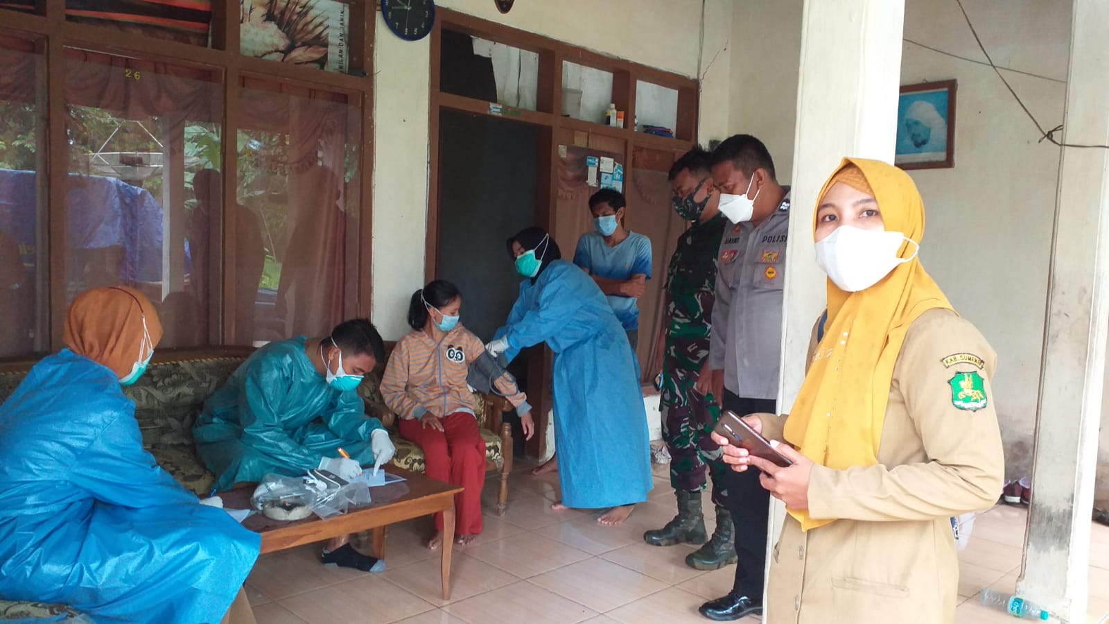 Kawal Tracing Bersama Bhabinkamtibmas dan Tenaga Kesehatan Babinsa 0827/03 Manding Beri Himbauan Warga Di Wilayahnya Kawal Tracing Bersama Bhabinkamtibmas dan Tenaga Kesehatan Babinsa 0827/03 Manding Beri Himbauan Warga Di Wilayahnya
