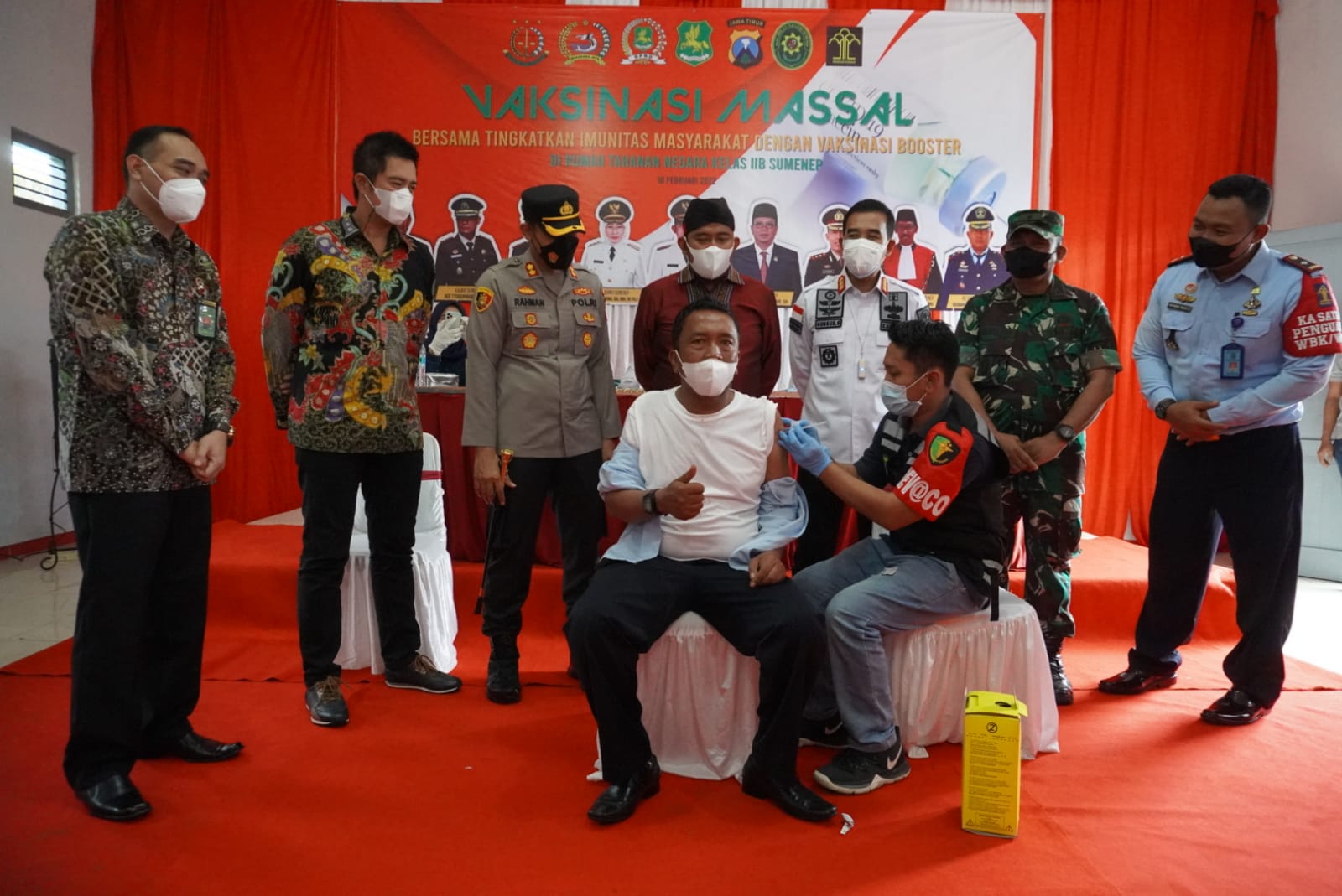 Kasdim 0827/Sumenep Bersama Forkopimda Ikuti Vidcon Vaksinasi Massal Bersama Presiden RI di Lapas Kelas II B Sumenep Kasdim 0827/Sumenep Bersama Forkopimda Ikuti Vidcon Vaksinasi Massal Bersama Presiden RI di Lapas Kelas II B Sumenep