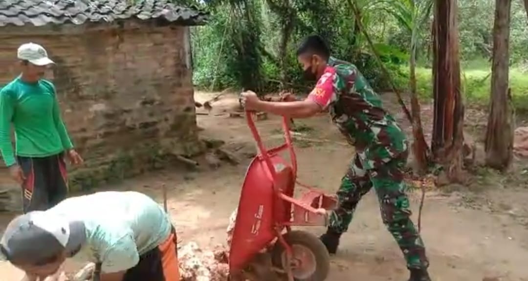 Babinsa Manding Dan Warga Bantu Perbaikan Jalan Kampung Babinsa Manding Dan Warga Bantu Perbaikan Jalan Kampung