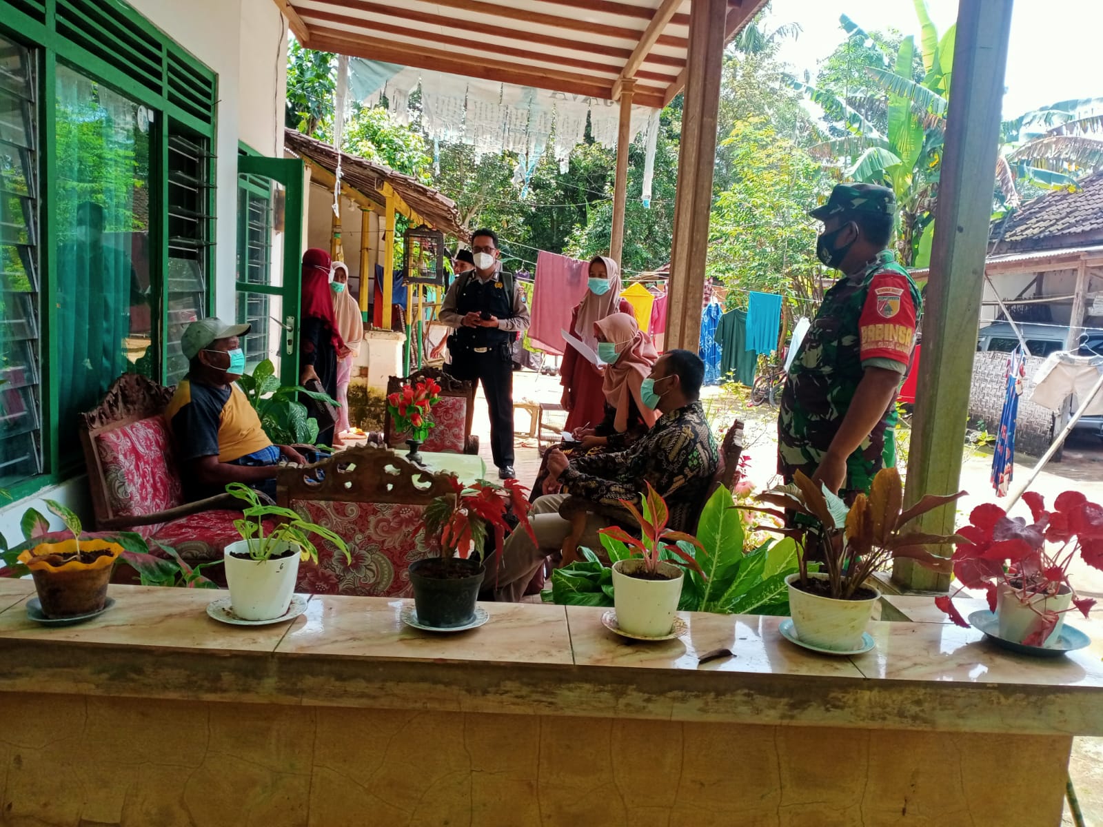 Babinsa Kawal Ketat Tracing Covid-19 Bersama Nakes dan Bhabinkamtibmas Babinsa Kawal Ketat Tracing Covid-19 Bersama Nakes dan Bhabinkamtibmas
