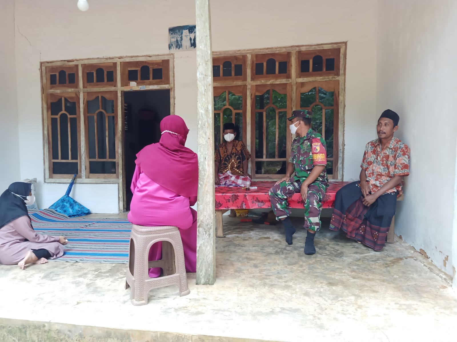 Bersama Nakes, Gerak Cepat Babinsa dan Bhabinkamtibmas Tracing Contact Covid-19 Di Desa Binaannya Bersama Nakes, Gerak Cepat Babinsa dan Bhabinkamtibmas Tracing Contact Covid-19 Di Desa Binaannya