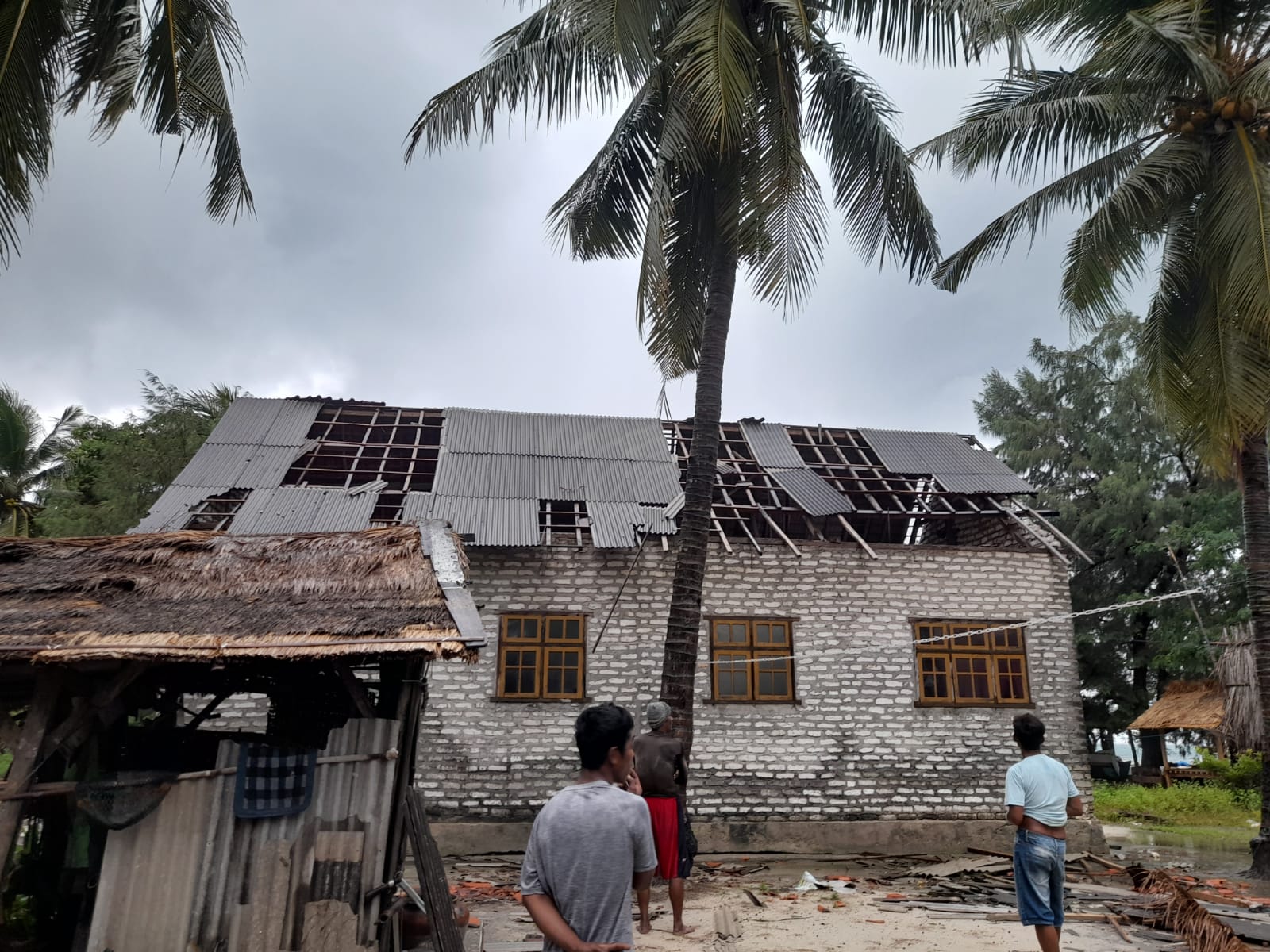 Aula Pesantren dan 4 Rumah di Sumenep Dihantam Puting Beliung Aula Pesantren dan 4 Rumah di Sumenep Dihantam Puting Beliung