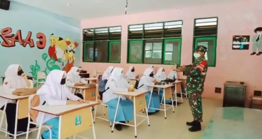 Marak Varian Omicron, Babinsa Serka Habas Berikan Himbauan Prokes dan Wawasan Pentingnya Vakinasi Covid-19 Kepada Siswa