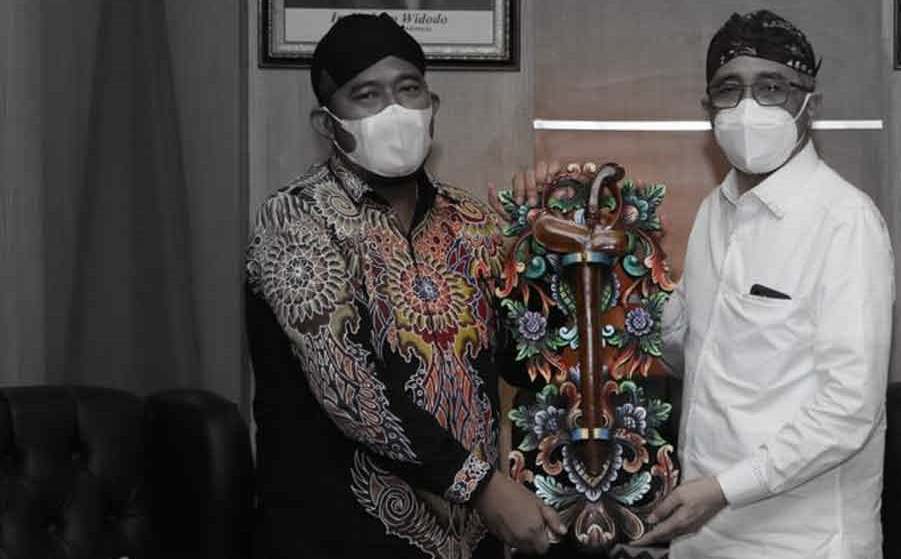 Wakil Ketua Mahkamah Agung Pulang Kampung Dapat Keris Bupati Sumenep