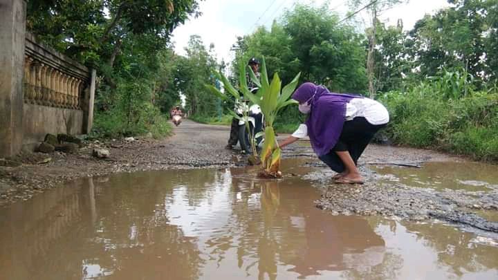 Viral! Foto Wanita Berjilbab Setengah Nungging di Jalan Raya Lobuk Pegang Batang “Sesuatu”