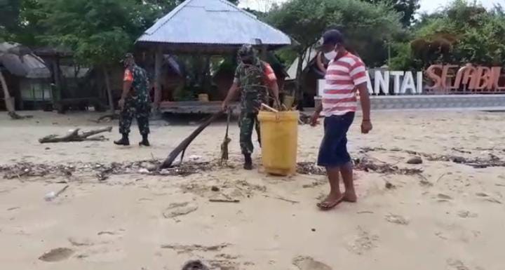 Tingkatkan Kepedulian, Babinsa 0827/23 Giligenting Jaga Kebersihan Objek Wisata
