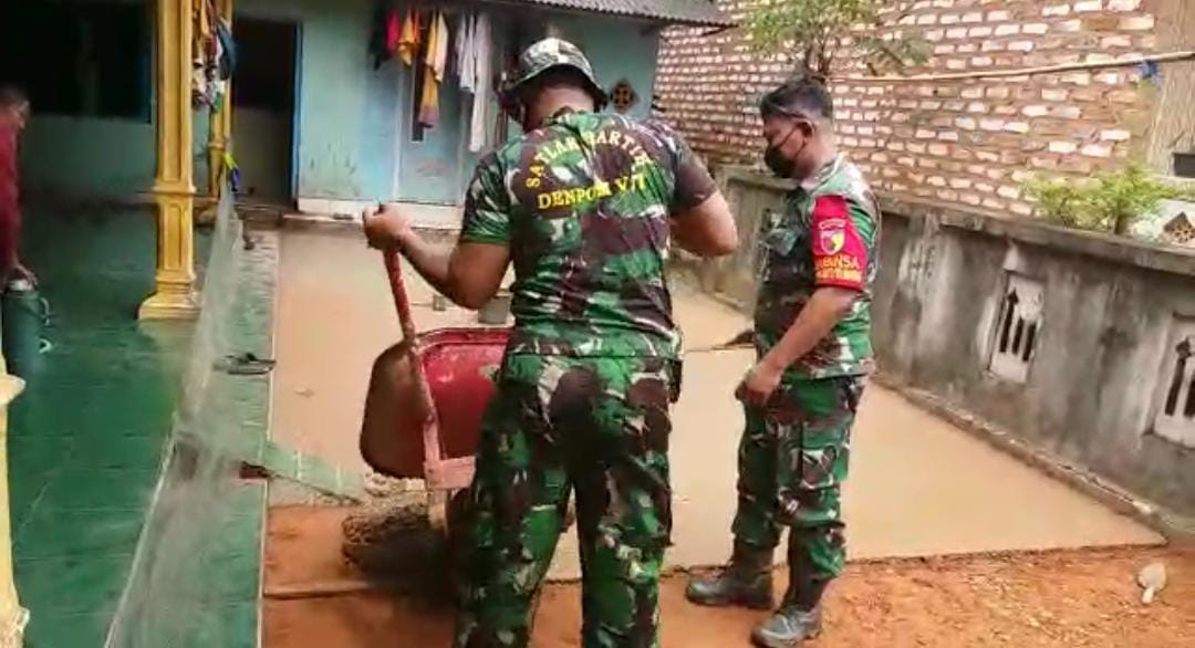Tumbuhkan Kebersamaan Babinsa Karya Bhakti Bersama Warga Binaan di Desa Manding