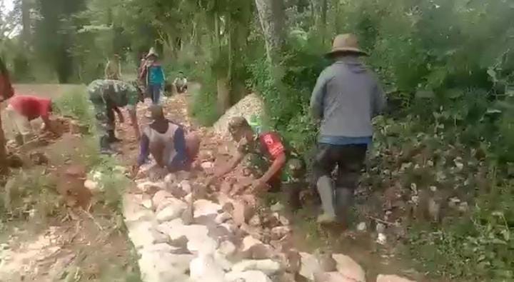 Anggota Koramil 0827/05 Lenteng Bantu Warga Karya Bhakti Pengerasan Jalan