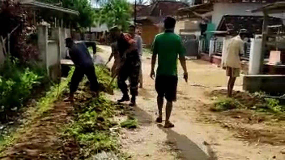 Gotong royong Dilaksanakan Babinsa 0827/18 Kangean Bersama Masyarakat Binaannya