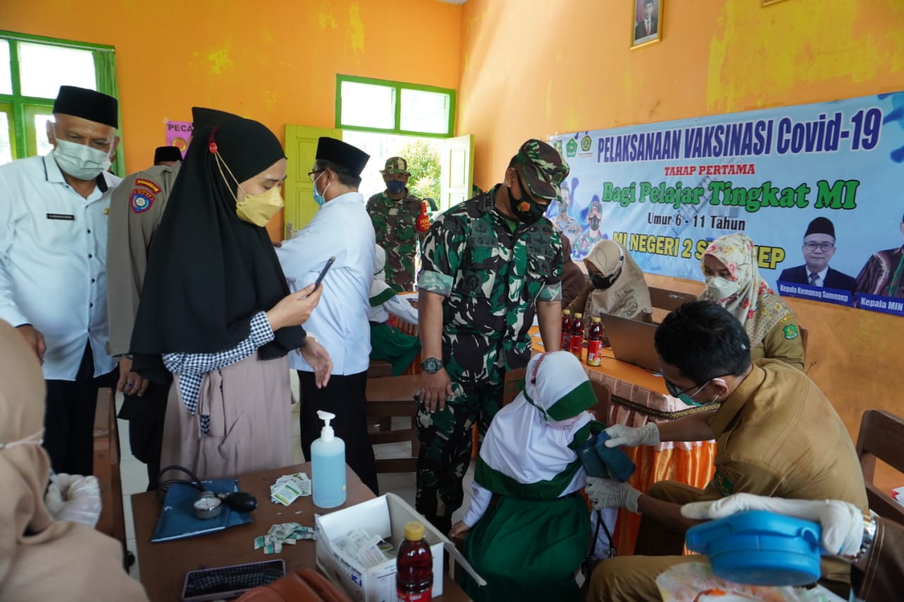 Diwakili Pasilog, Dandim 0827/Sumenep Tinjau Vaksinasi Anak Usia 6-11 Tahun MI Negeri 2 Sumenep