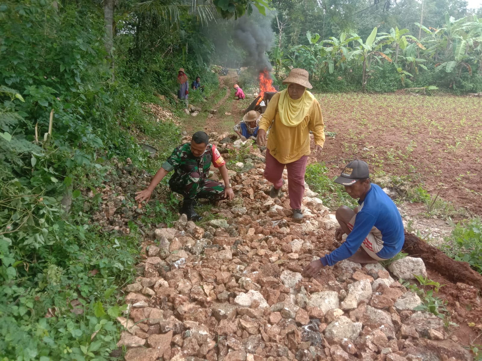 Babinsa Bersama Masyarakat Laksanakan Kerja Bakti Pengerasan  Akses Jalan Desa Ellak Daya
