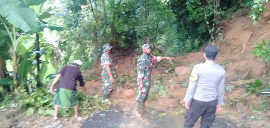 Gotong Royong Babinsa dan Warga Basoka Bersihkan Longsoran Tanah Yang Menutupi Akses Jalan Gotong Royong Babinsa dan Warga Basoka Bersihkan Longsoran Tanah Yang Menutupi Akses Jalan