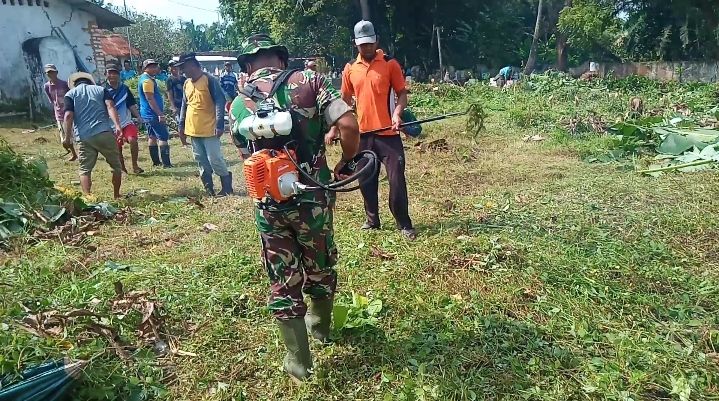 Babinsa Bersama Warga Kerja Bakti  Bersihkan Tempat Pemakaman