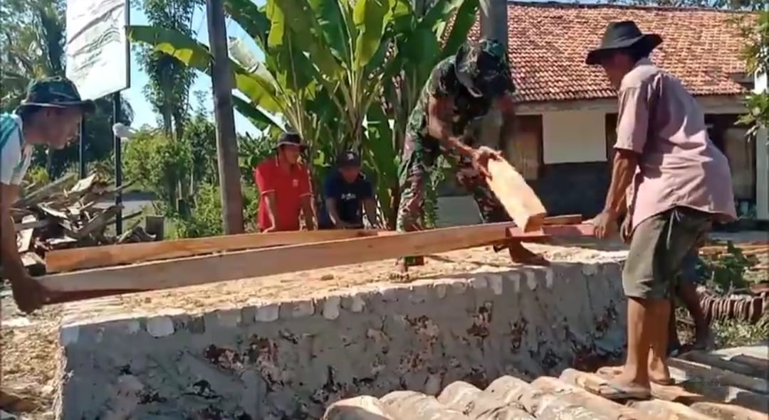 Babinsa Koramil Batu Putih Bantu Warga Dirikan Pos Ronda Babinsa Koramil Batu Putih Bantu Warga Dirikan Pos Ronda