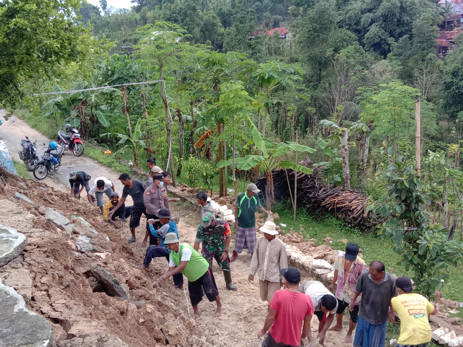 Bantu Penanganan Longsor, Koramil Bluto Terjunkan Babinsa ke Lokasi Bencana Bantu Penanganan Longsor, Koramil Bluto Terjunkan Babinsa ke Lokasi Bencana