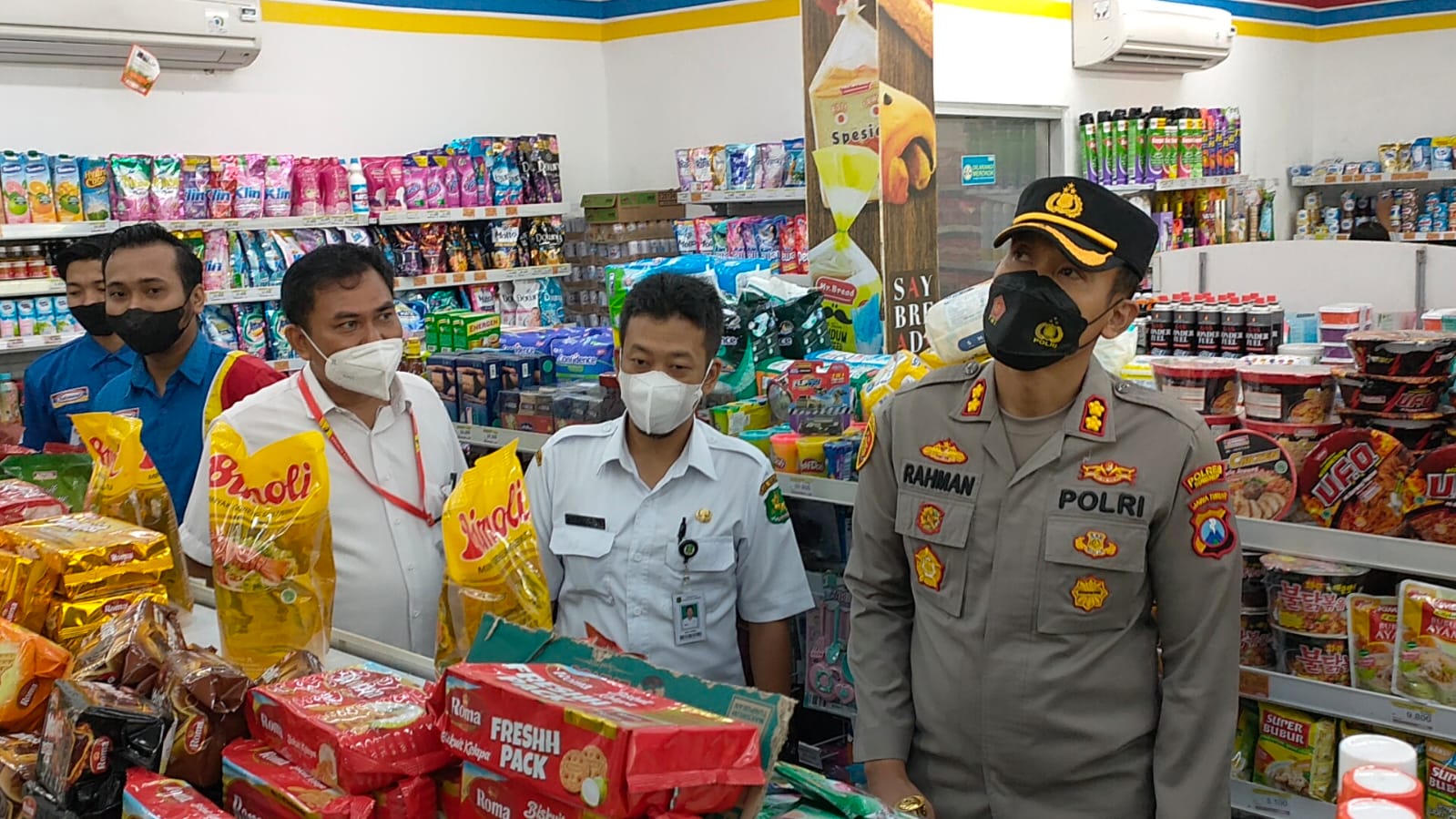 Kasatreskrim Dampingi Kapolres Sumenep Dampingi Satgas Pangan Cek Ketersediaan Minyak Goreng