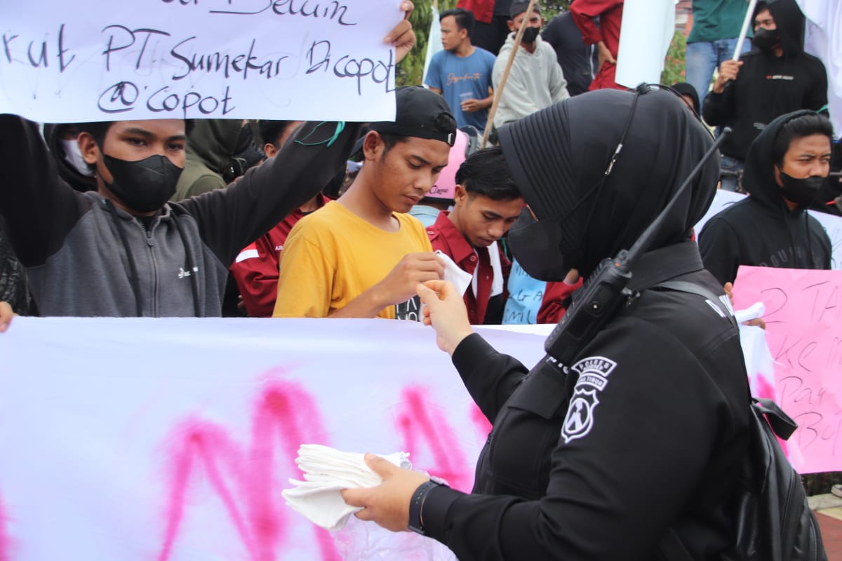 Aktivis Mahasiswa Demo Pemkab Tuntut Pencopotan Dirut PT Sumekar