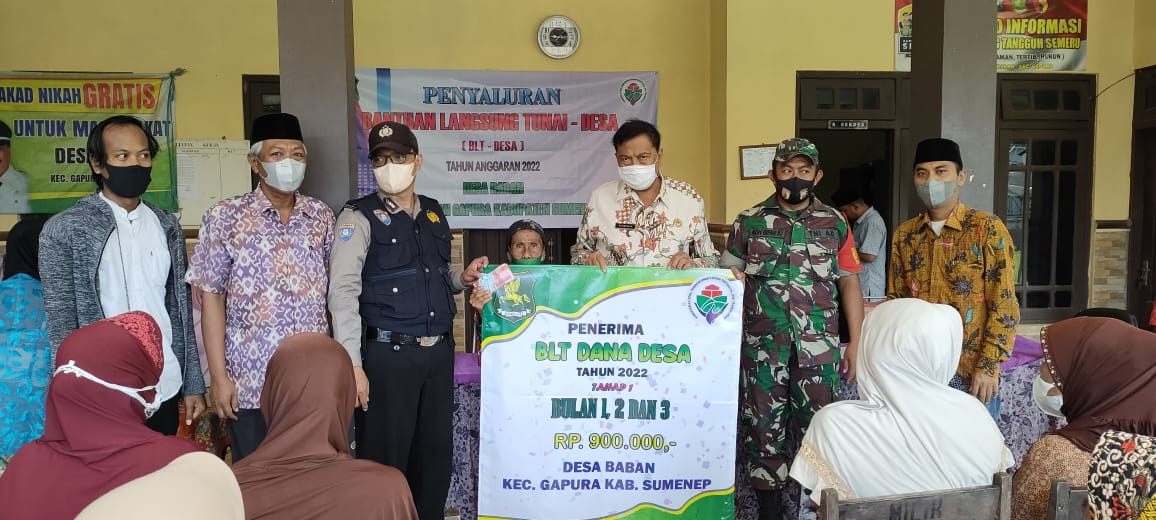 Dampingi Pembagian BLT DD Babinsa Gapura Pastikan Warganya Merasa Aman Dan Nyaman