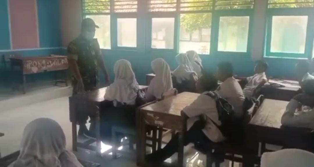 Tanamkan Materi Wasbang Kepada Murid SMPN 1 Sapeken Dilaksanakan Oleh Babinsa 0827/19 Sapeken
