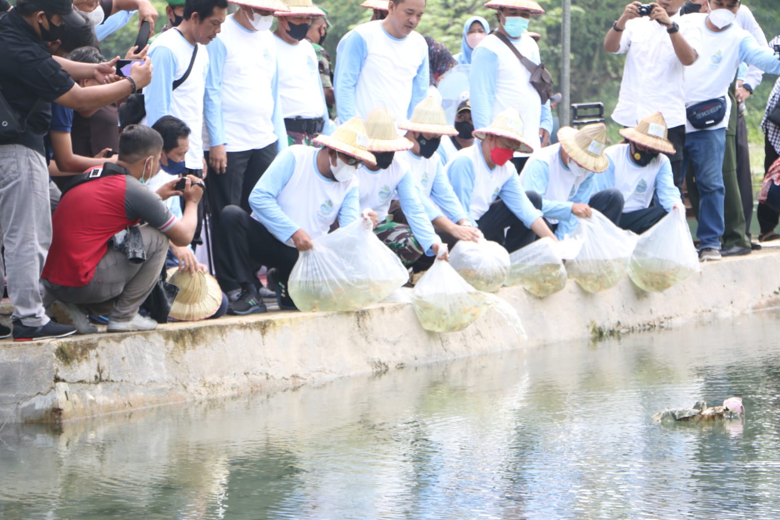 Peringati Hari Air Dunia Ke – XXX, Dandim 0827/Sumenep Bersama Forkopimda Tebar Benih Ikan Dan Tanam Pohon