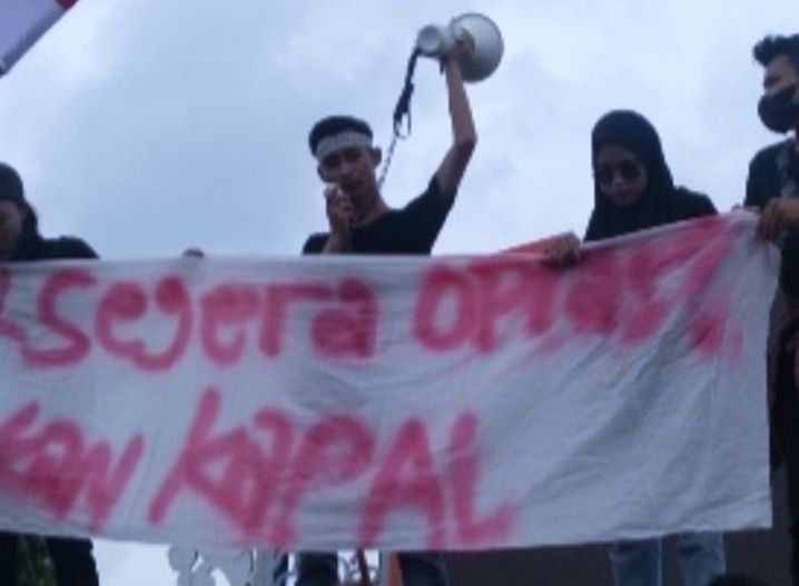 Demo Bupati Sumenep, Mahasiswa Desak Direktur PT Sumekar Dicopot