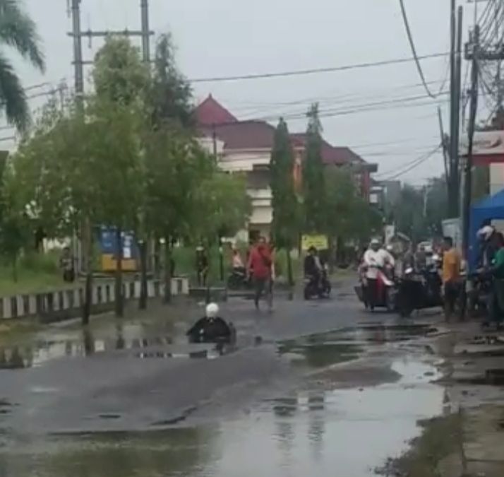 Viral Video Pria Dihujani Tembakan Hingga Tersungkur Dijalan Raya
