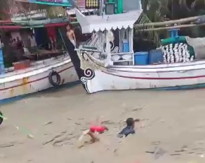 Ngeri, 2 Nelayan Pasongsongam Terseret Arus Ekstrem Saat Hendak Selamatkan 2 Perahu Ngeri, 2 Nelayan Pasongsongam Terseret Arus Ekstrem Saat Hendak Selamatkan 2 Perahu