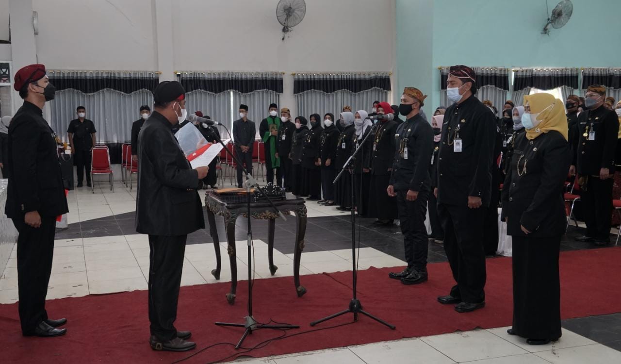 Bupati Fauzi Lantik Kepala Sekolah dan Pengawas