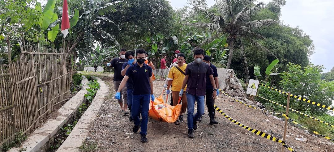 Geger Temuan Mayat, Dokpol RS Bhayangkara Gelar TPTKP di Bantaran Sungai Ciujung Geger Temuan Mayat, Dokpol RS Bhayangkara Gelar TPTKP di Bantaran Sungai Ciujung