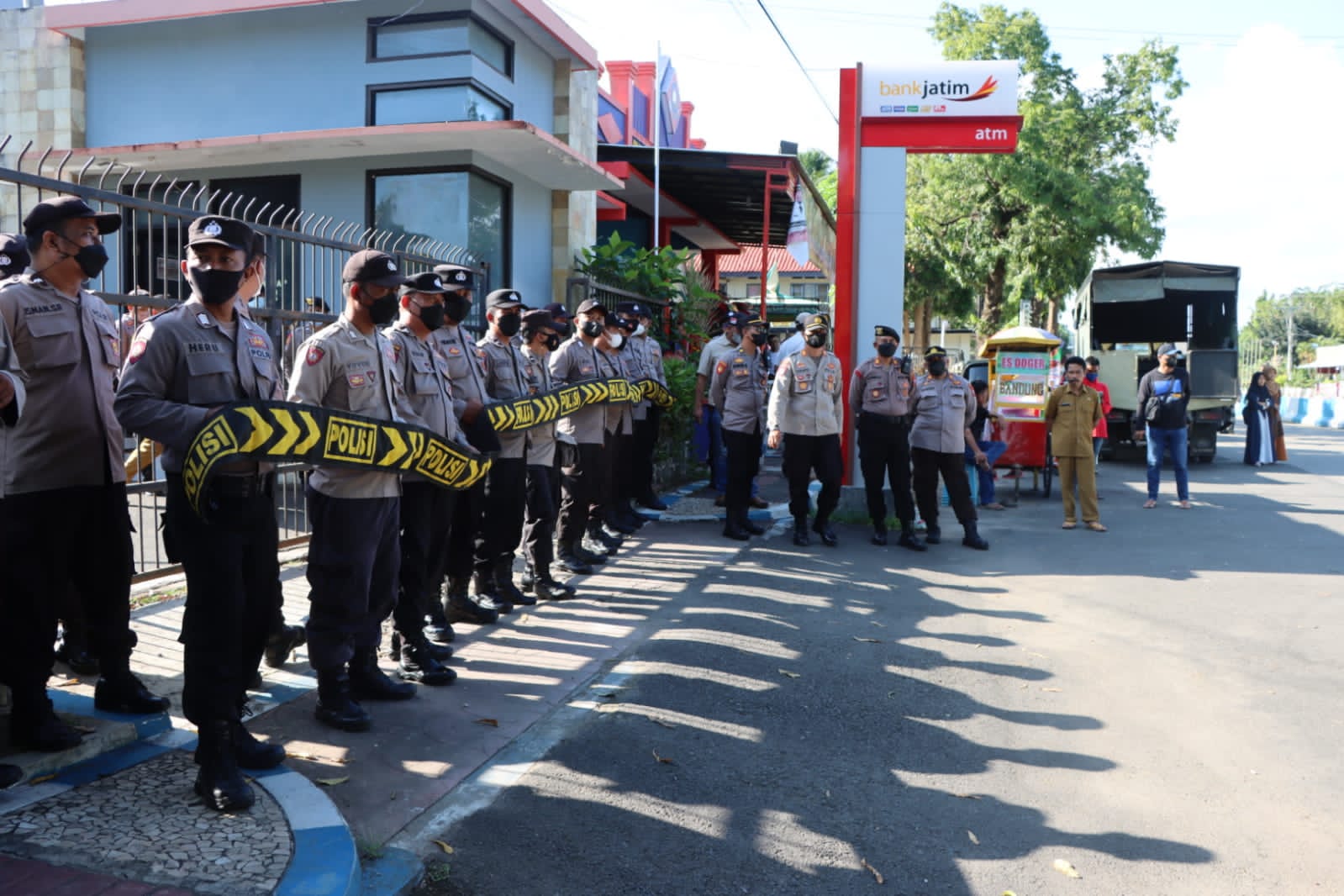 Aksi BEMSU “Tolak Kenaikan BBM” Depan Gedung DPRD Sumenep Dikawal 202 Anggota Polres