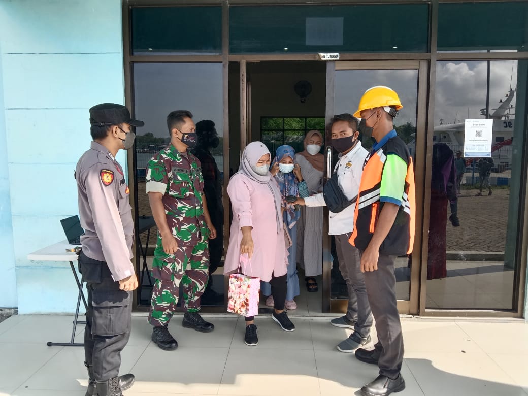 Babinsa Bersama Bhabinkamtibmas Cek Suhu Tubuh Penumpang Kapal di Pelabuhan Kalianget